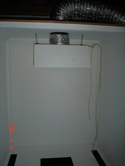 the 400w hps is fitted with duct coming out of the light shade to the fan that sits on top of the box and then the duct goes from the fan into the ceiling